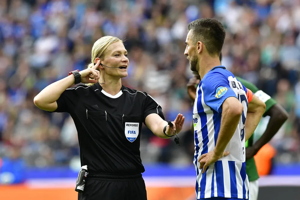 Nữ trọng tài Bibiana Steinhaus (trái) đã điều khiển rất tốt trận đấu giữa Hertha Berlin với Bremen. Ảnh: Getty Images
