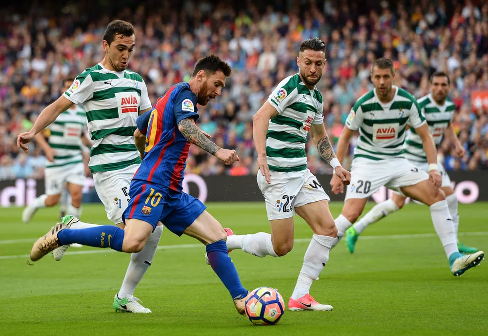Barca (xanh đỏ) cần phải xoay tua đội hình trước Eibar. Ảnh: Getty Images