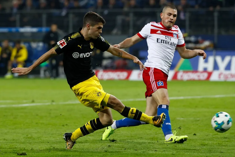 Cú dứt điểm chính xác của Christian Pulisic (trái) đã giúp Dortmund đạt đến cột mốc 3.000 bàn thắng ở Bundesliga. Ảnh: Getty Images 