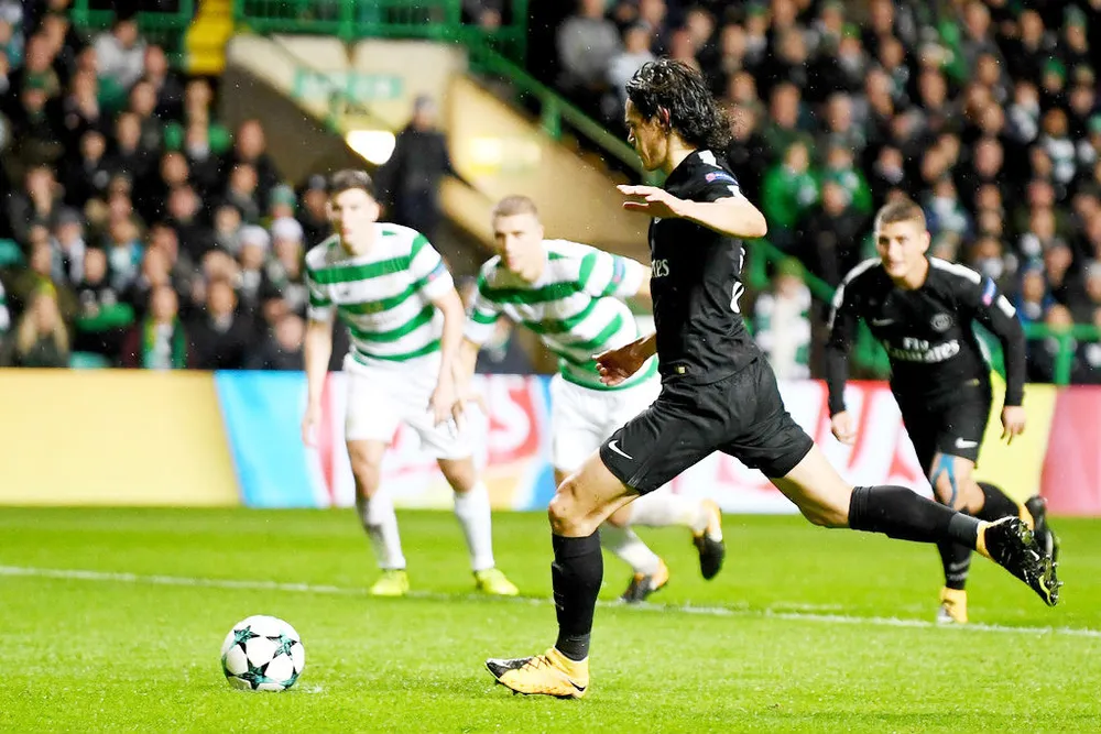 Không có chuyện Paris SG đề nghị Edinson Cavani nhận 1 triệu EUR để nhường quyền thực hiện những quả phạt đền cho Neymar. Ảnh: Getty Images 