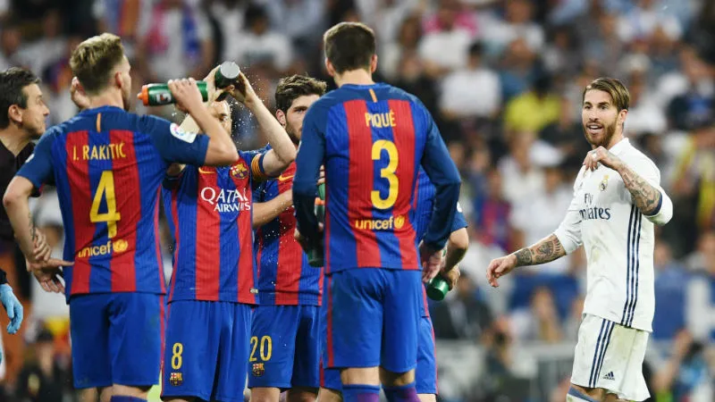 Ramos (trắng) khẩu chiến với Pique quyết liệt. Ảnh: Getty Images