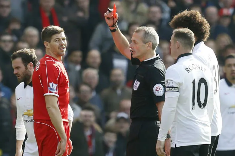 Trọng tài Martin Atkinson truất quyền thi đấu Steven Gerrard năm 2015. Ảnh: Getty Images 