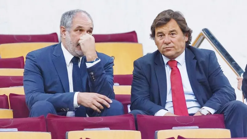 Sanllehi (phải) bị sa thải. Ảnh: Getty Images