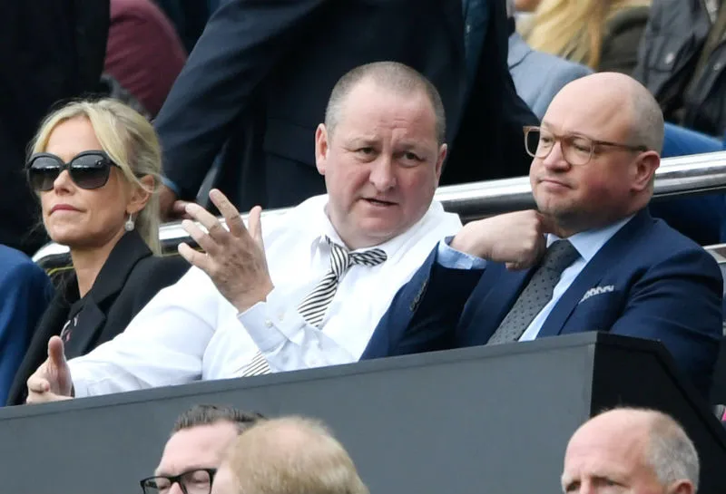 Mike Ashley (áo trắng) đã quyết định rút lui. Ảnh: Getty Images 