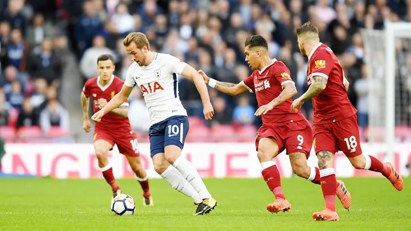 Kane (trắng) đã có ngày thi đấu xuất sắc. Ảnh: Getty Images