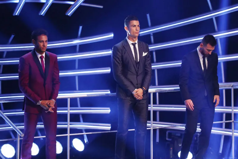 Neymar (trái) đứng bên cạnh Cristiano Ronaldo (giữa) và Lionel Messi trong buổi lễ công bố danh hiệu Cầu thủ xuất sắc nhất thế giới của FIFA. Ảnh: Getty Images 