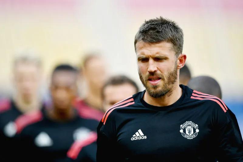 Michael Carrick đã phải đối mặt tình huống khá hài hước. Ảnh: Getty Images