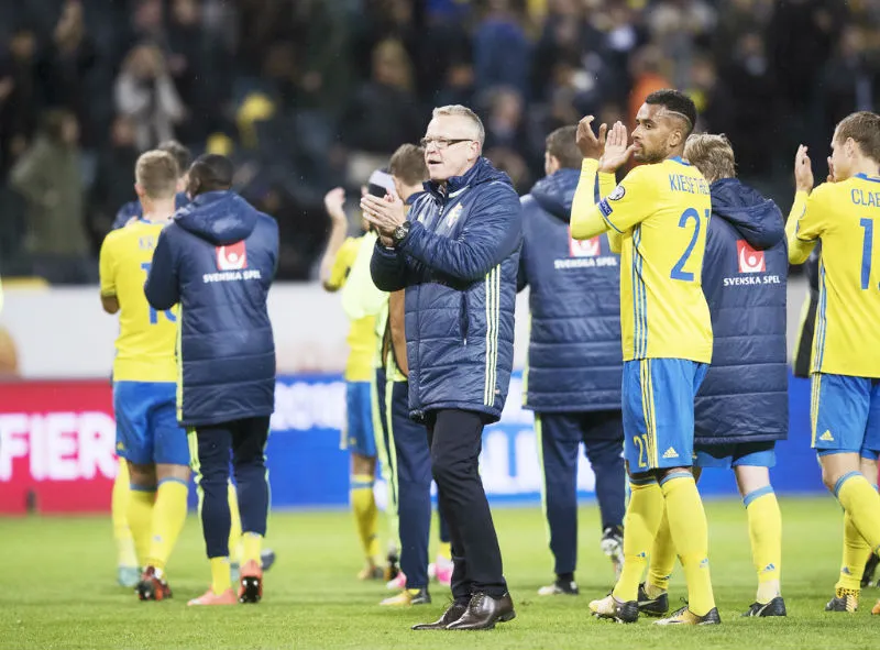 HLV Janne Andersson ăn mừng cùng những người hùng của mình. Ảnh: Getty Images