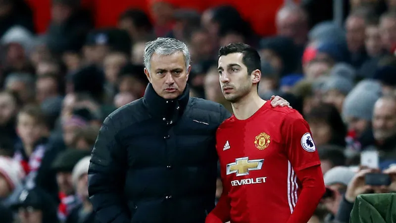 Jose Mourinho hy vọng Henrikh Mkhitaryan (phải) sẽ tái tạo lại động lực sau đòn trừng phạt vừa qua. Ảnh: Getty Images 