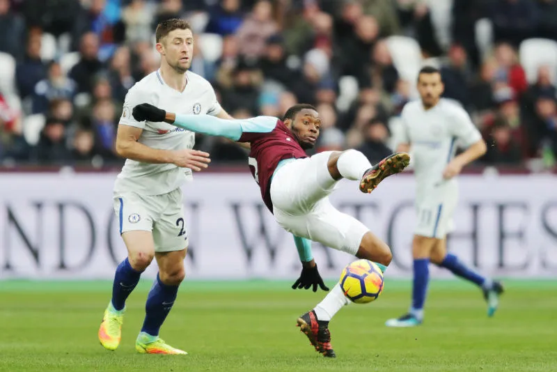 Gary Cahill (trái) và Chelsea phải sốc lại tinh thần nhanh nhất có thể. Ảnh: Getty Images 