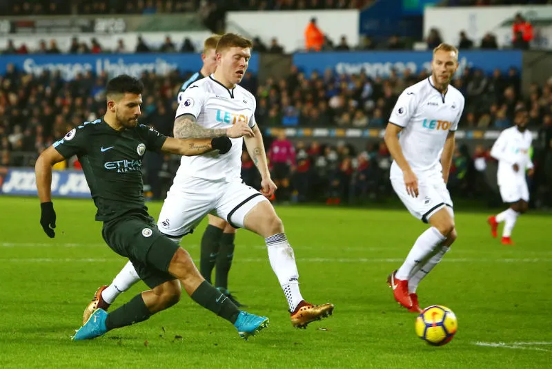 Swansea trở thành nạn nhân mới trong hành trình chinh phục của Sergio Aguero (phải) và đồng đội. Ảnh: Getty Images 
