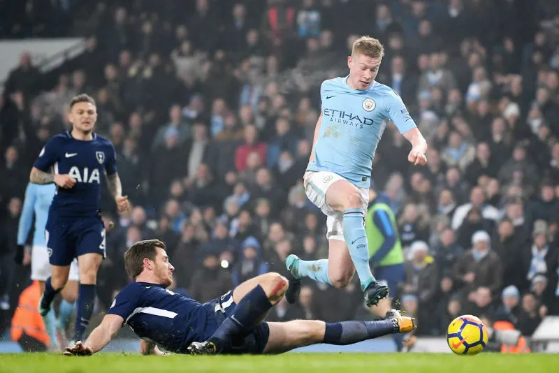 Kevin De Bruyne (phải) trong một pha qua người gọn gàng. Ảnh: Getty Images 