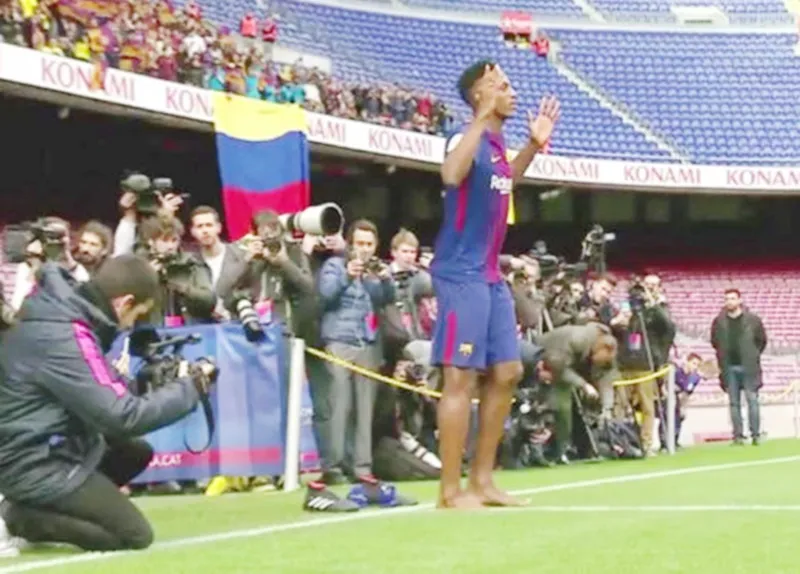 Mina ra mắt với các nghi thức tín ngưỡng.