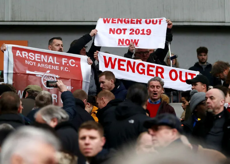 Vô số biểu ngữ yêu cầu Arsene Wenger từ chức ngay lập tức. Ảnh: Getty Images