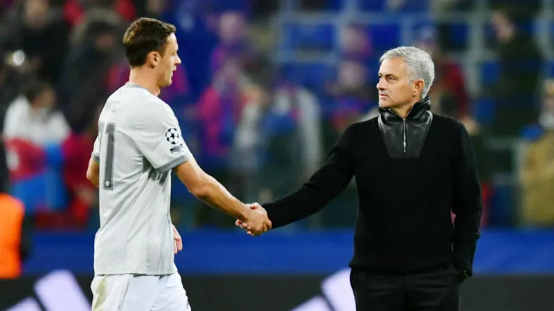 Với Nemanja Matic (trái), thì mọi cầu thủ phải là chiến binh và chiến đấu cùng HLV Jose Mourinho. Ảnh: Getty Images 