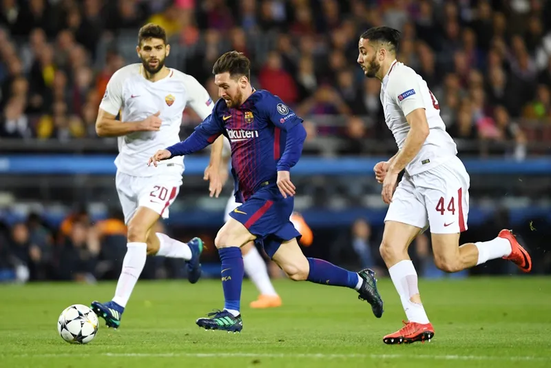 Roma (trắng) đã “tự sát” trước Barca. Ảnh: Getty Images