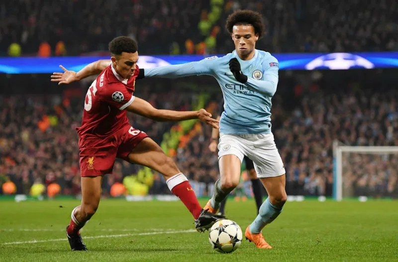 Leroy Sane (phải, Man.City) lần này đã vượt qua Trent Alexander-Arnold (Liverpool), nhưng không thể thắng trọng tài. Ảnh: Getty Images 