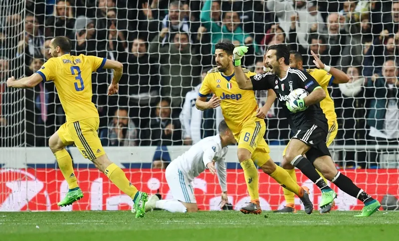 Buffon phản ứng kịch liệt vói quyết định của trọng tài. Ảnh: Getty Images