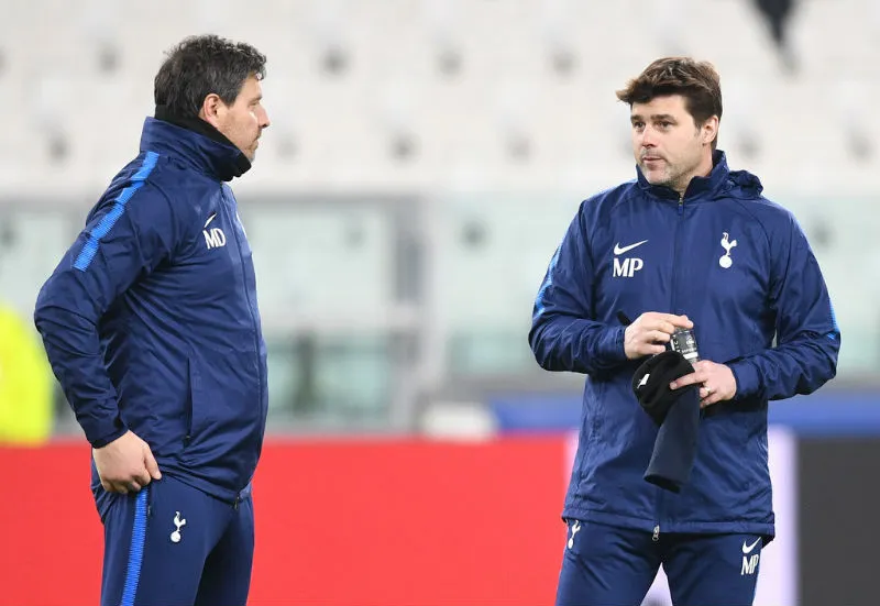 HLV Mauricio Pochettino (phải) tin rằng Tottenham không xảy ra bất ổn nội bộ nào. Ảnh: Getty Images 