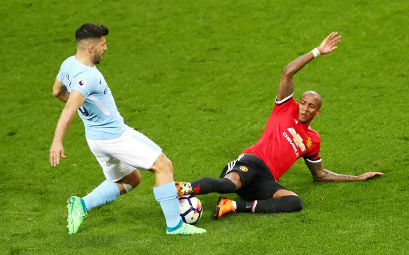 Sergio Aguero (trái) tái phá chấn thương sau cú va chạm với Ashley Young. Ảnh: Getty Images 