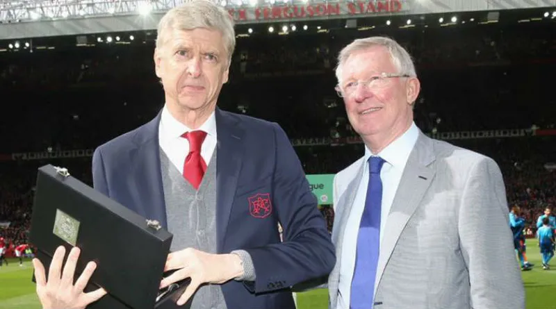 Sir Alex Ferguson (phải) trao quà lưu niệm cho HLV Arsene Wenger cuối tuần qua. Ảnh: Getty Images 