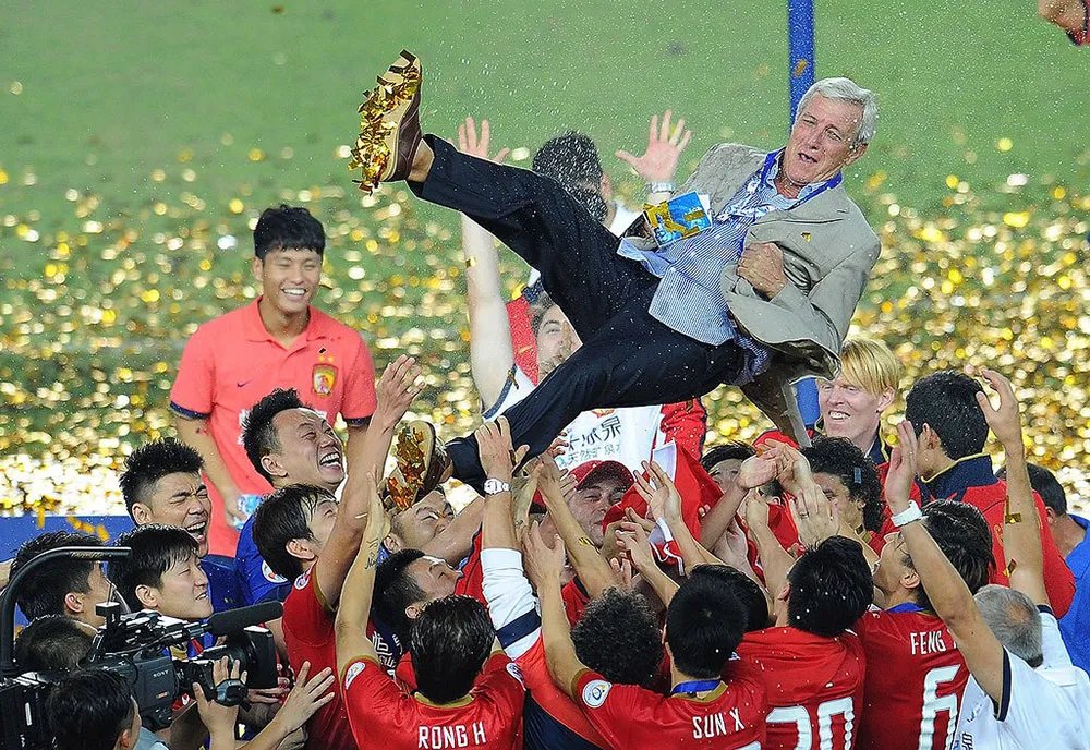 Từng sợi bạc làm nên mái đầu huyền thoại Marcello Lippi ảnh 1