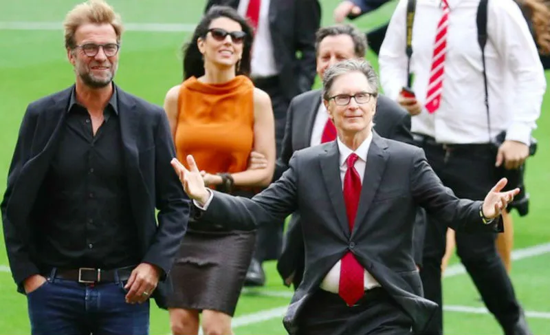 Ông chủ John W. Henry (phải) hào hứng bên cạnh HLV Jurgen Klopp. Ảnh: Getty Images 