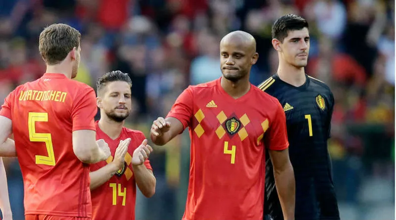 Vincent Kompany ngán ngẩm rời sân trong sự động viên của đồng đội. Ảnh: Getty Images 