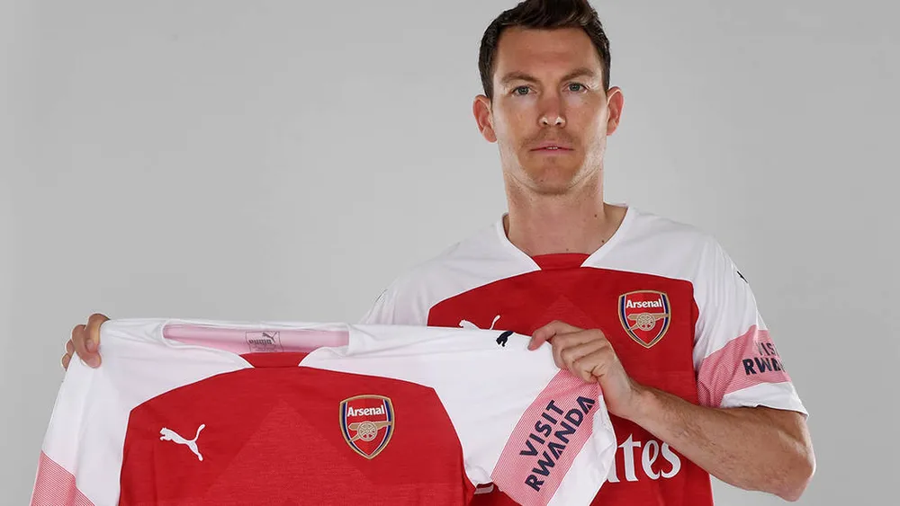 Tân binh đầu tiên của Arsenal là một lão tướng Stephan Lichtsteiner. Ảnh: Getty Images 