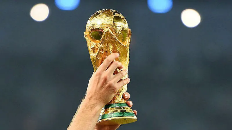 Chiếc cúp danh giá này sẽ đi kém khoản tiền thưởng rất lớn. 