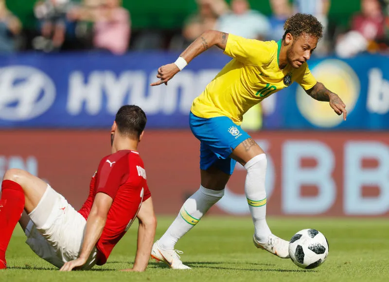 Một pha xử lý của Neymar khiến đối thủ rơi rụng. Ảnh: Getty Images 