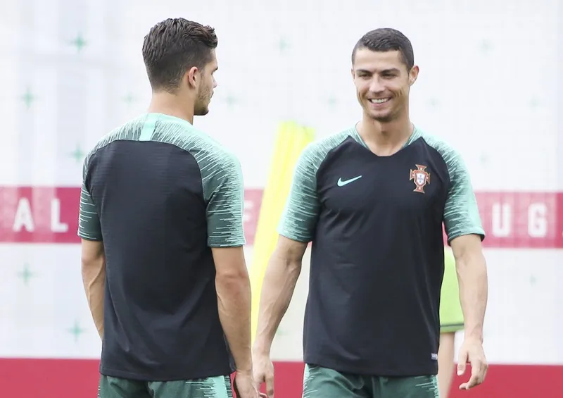 Ronaldo bị chỉ trích ăn vạ, Pepe buông lời bất ngờ ảnh 1