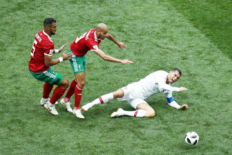 Ronaldo bị phạm lỗi nhiều trong trận đấu với Morocco. Ảnh Getty Images