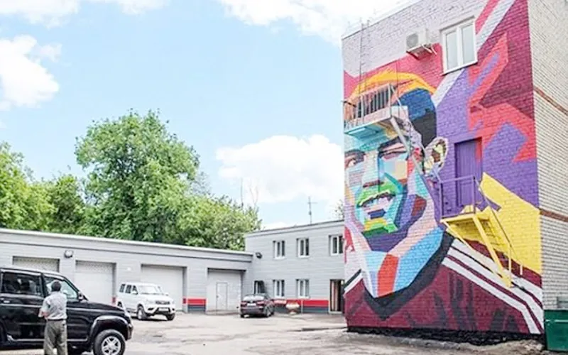 Khách sạn vẽ graffiti nghệ thuật của Ronaldo đối diện với khách sạn Messi ở. Ảnh Twitter.