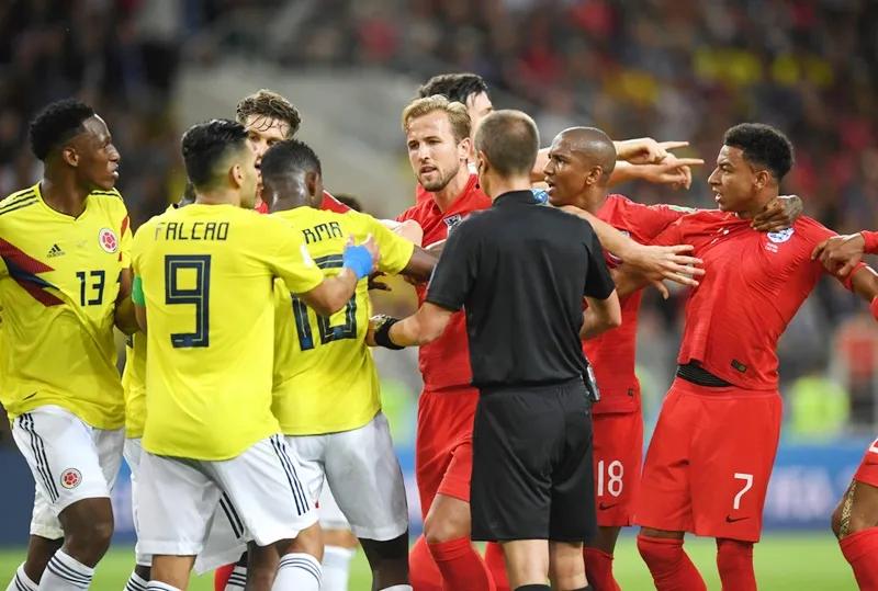 Hơn 190 ngàn chữ ký yêu cầu hủy bỏ kết quả thắng của Anh ảnh 1