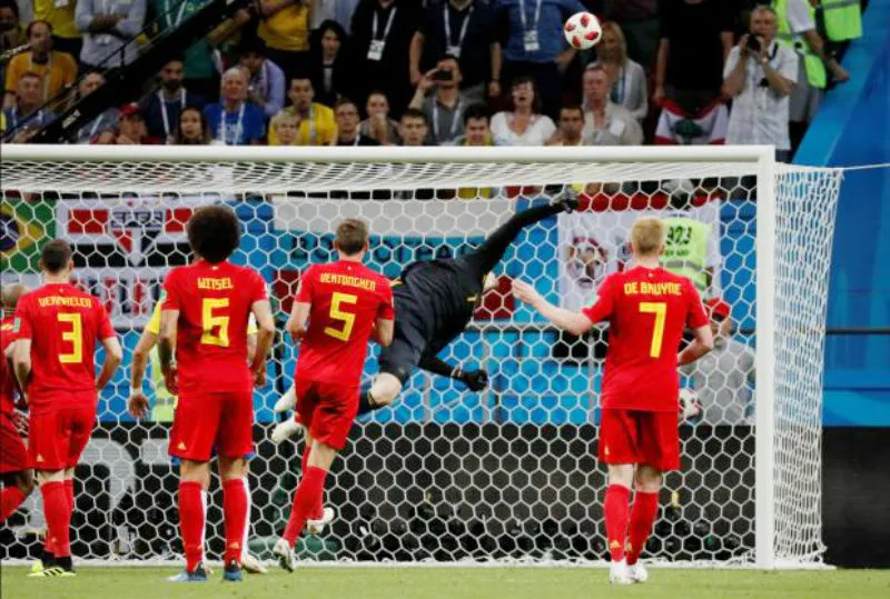 Cú bay người tuyệt diệu của Thibaut Courtois ở phút bù giờ đã tránh tuyển Bỉ cảnh “đêm dài lắm mộng”. Ảnh: Getty Images