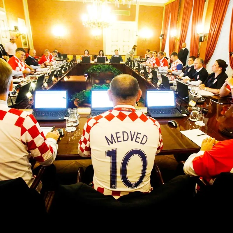 Các chính trị gia Croatia đi làm với đồng phục là màu áo tuyển quốc gia. Ảnh Bleacher Report Football.
