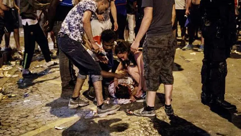 Bạo loạn xảy ra sau chiến thắng của Pháp ảnh 1