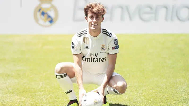 Odriozola mang áo 19 không mấy may mắn ở Real. Ảnh AS