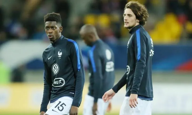Rabiot (phải) và Dembele có thể đổi màu áo cho nhau từ giờ đến khi thị trường hè đóng cửa.