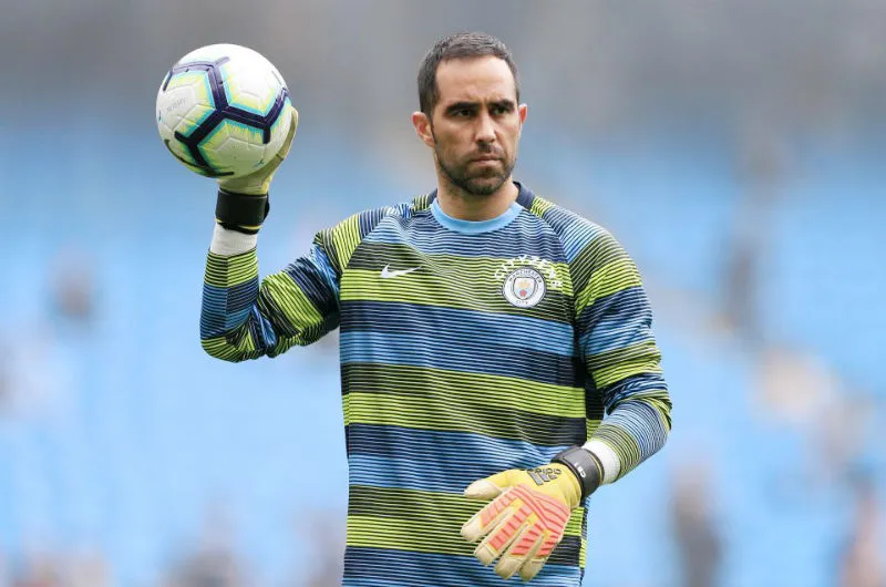 Mất Claudio Bravo là điều mà HLV Pep Guardiola chưa bao giờ nghĩ đến. Ảnh: Getty Images 