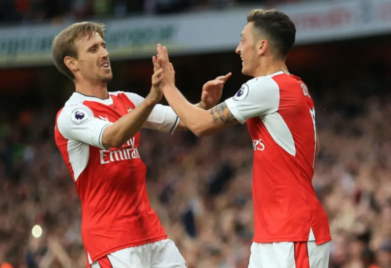 Nacho Monreal (trái) bảo vệ Mesut Oezil. Ảnh: Getty Images