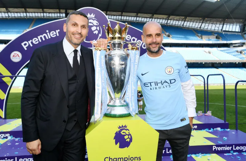 Chủ tịch Khaldoon Al Mubarak mừng chức vô địch Premier Legaue bên cạnh HLV Pep Guardiola. Ảnh: Getty Images