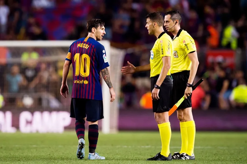 Barcelona - Girona 2-2: Messi ghi bàn, Barca thoát hiểm dù thiếu người ảnh 1