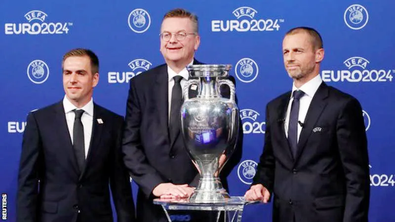 Philipp Lahm (trái) mừng chiến thắng. Ảnh: Reuters