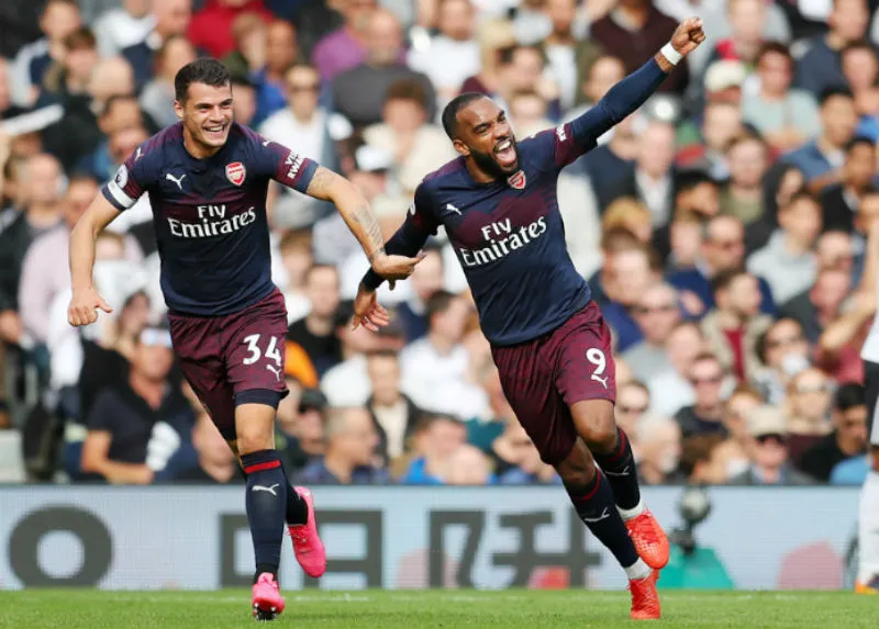 Alexandre Lacazette (phải) đã xuất sắc mở đường chiến thắng cho Pháo thủ. Ảnh: Getty Images 