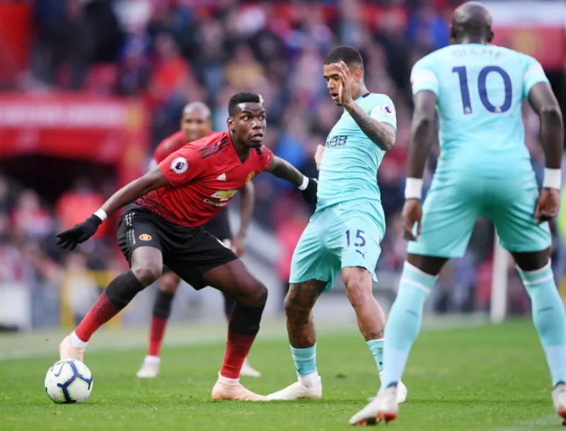 Paul Pogba (trái) đã chơi đầy nỗ lực trong màn ngược dòng trước Newcastle. Ảnh: Getty Images 