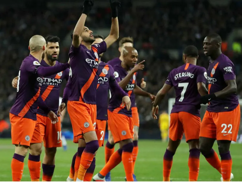 Riyad Mahrez tri ân chủ cũ sau bàn thắng. Ảnh: Getty Images 