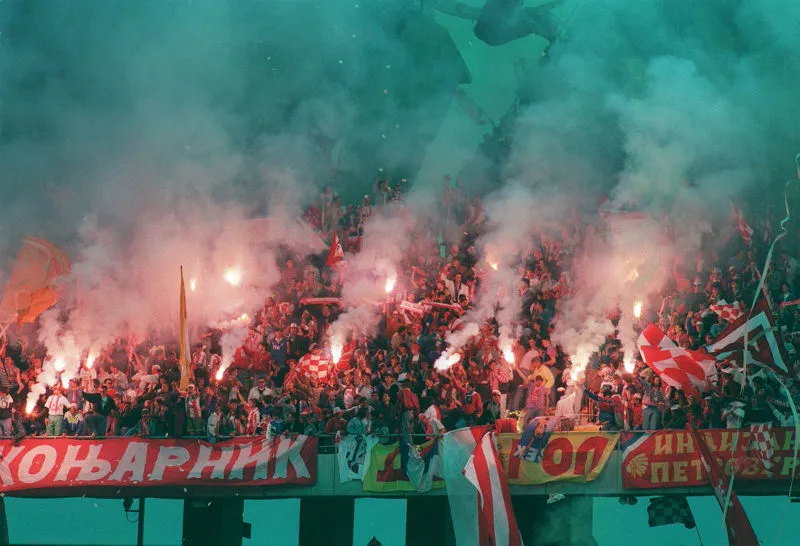 Bầu không khí dữ dội quen thuộc mà người hâm mộ Sao đỏ tạo ra trên khán đài sân Rajko Mitic. Ảnh: Getty Images 