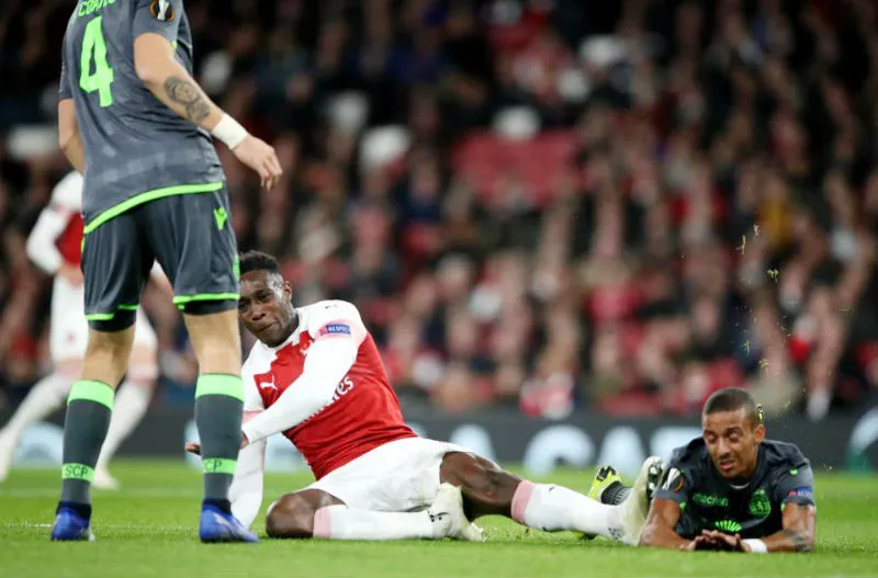 Pha tiếp đất tai họa của Danny Welbeck. Ảnh: The Sun 